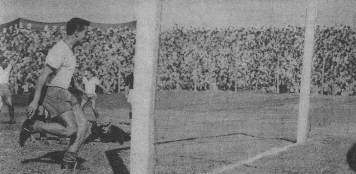 Imagen El segundo gol de Huracán, señalado por el puntero izquierdo Rodríguez, autor de los dos tantos del bando local. Un centro de Perdono fue desviado por Masantonio hacia la izquierda y Rodríguez dirigió al arco un shot cruzado de gran precisión. En el primer tiempo la defensa visitante actuó algo desorientada. 