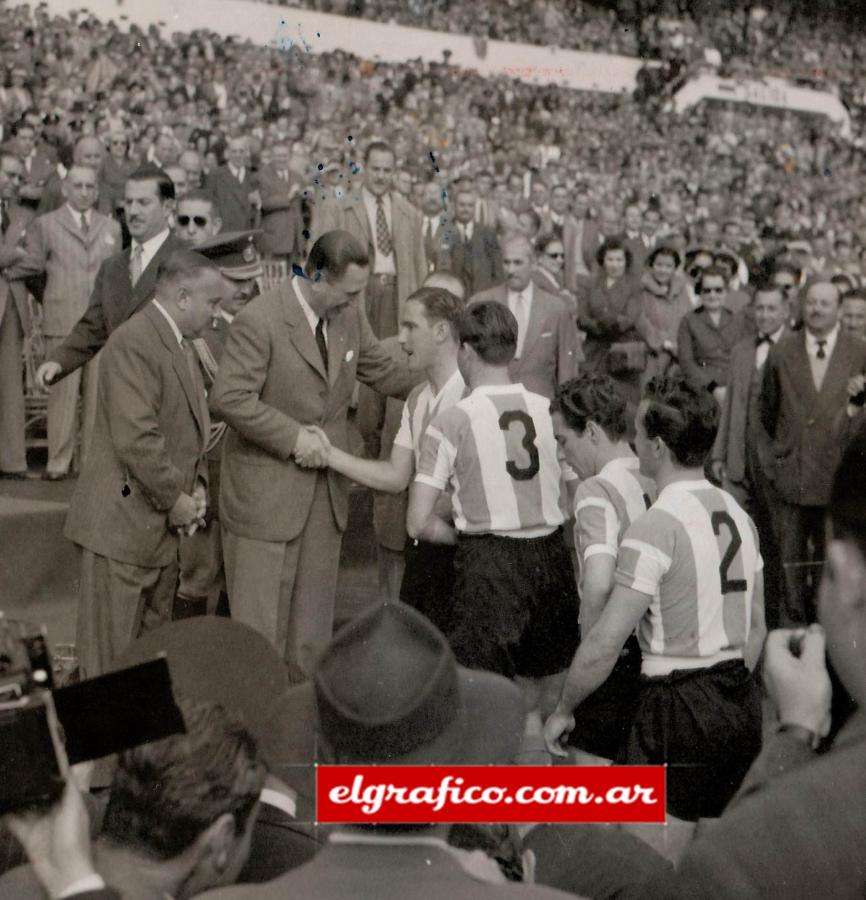 Imagen Todos los jugadores de ambos equipos saludaron al general Perón, a quien acompañaban autoridades nacionales y los embajadores de Gran Bretaña y de Chile. En la foto el capitán argentino Mouriño saluda al presidente.