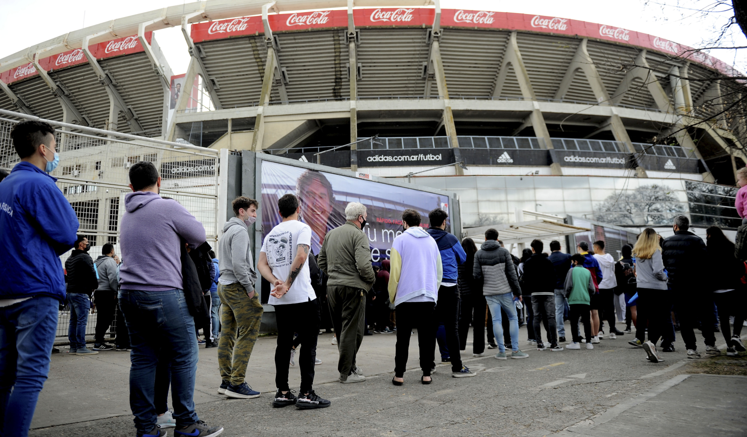 Largas filas alrededor del Monumental para conseguir las entradas para ver a la Selección ante Perú: Foto: Telam