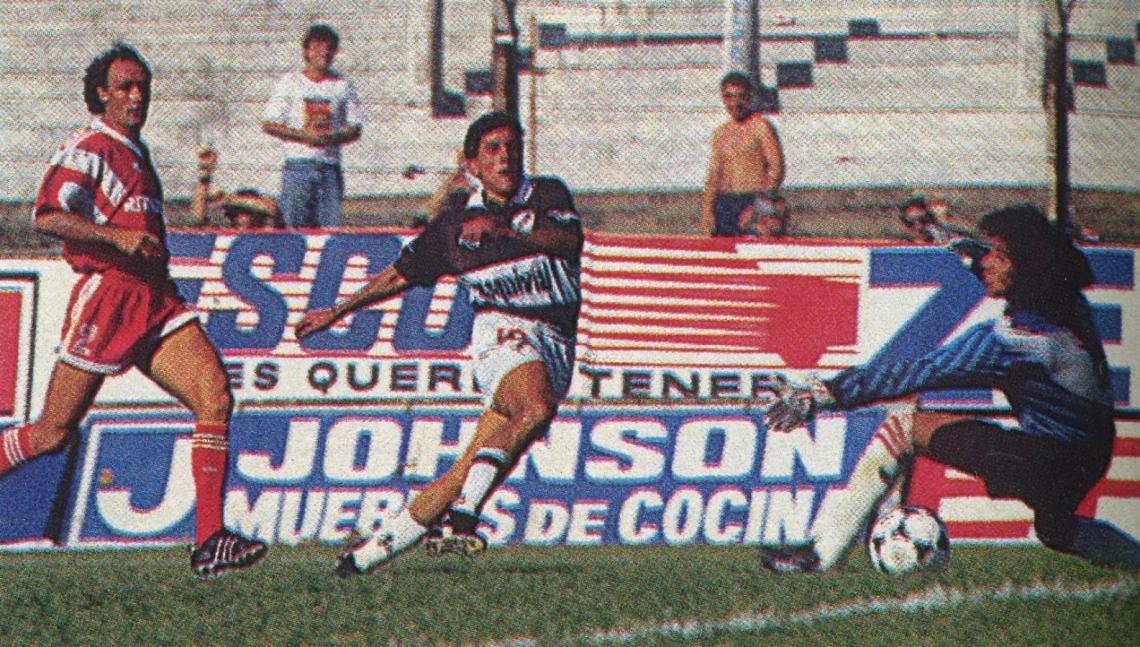 Imagen El mejor gol de todos. Amodeo para Bustos y su remate cruzado que vence a Gutiérrez: 5-0. 