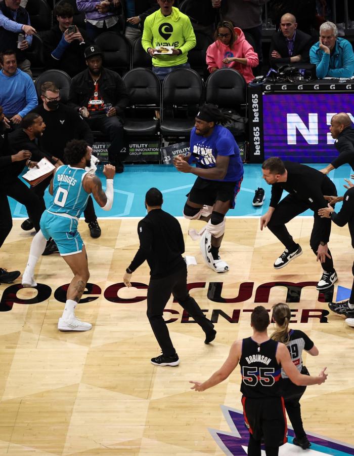 Imagen Isaiah Stewart, en modo salvaje, saltó desde la banca y le propuso un mano a mano a Miles Bridges.