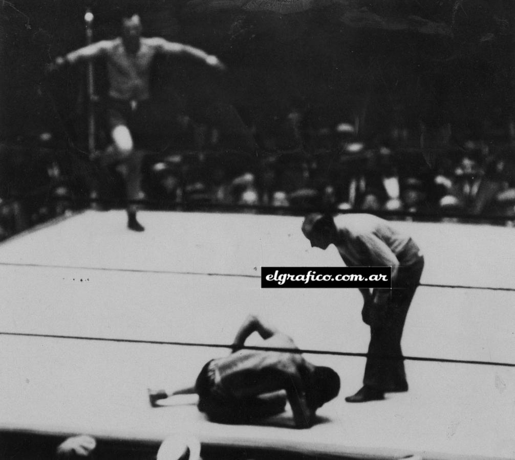 Imagen El knock out de Sharkey frente a Dempsey. Aquél reclamo foul, bajó las manos y Dempsey aprovechó la oportunidad para rematarlo con un punch a la mandíbula. Al gran Jack hay que reconocerle que jamás reclamó por foul.