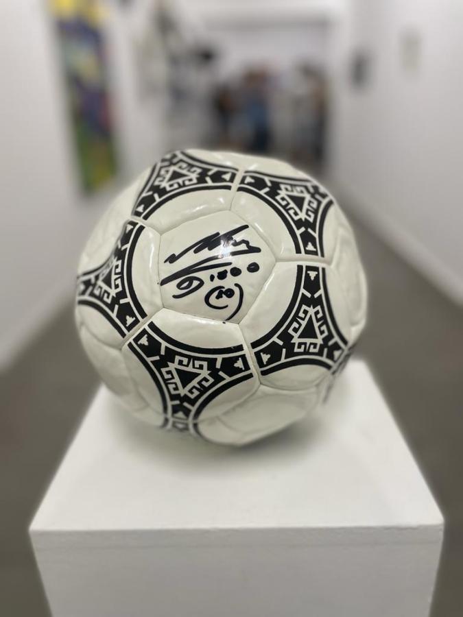Imagen La emblemática pelota Tango, con la firma de Diego Maradona