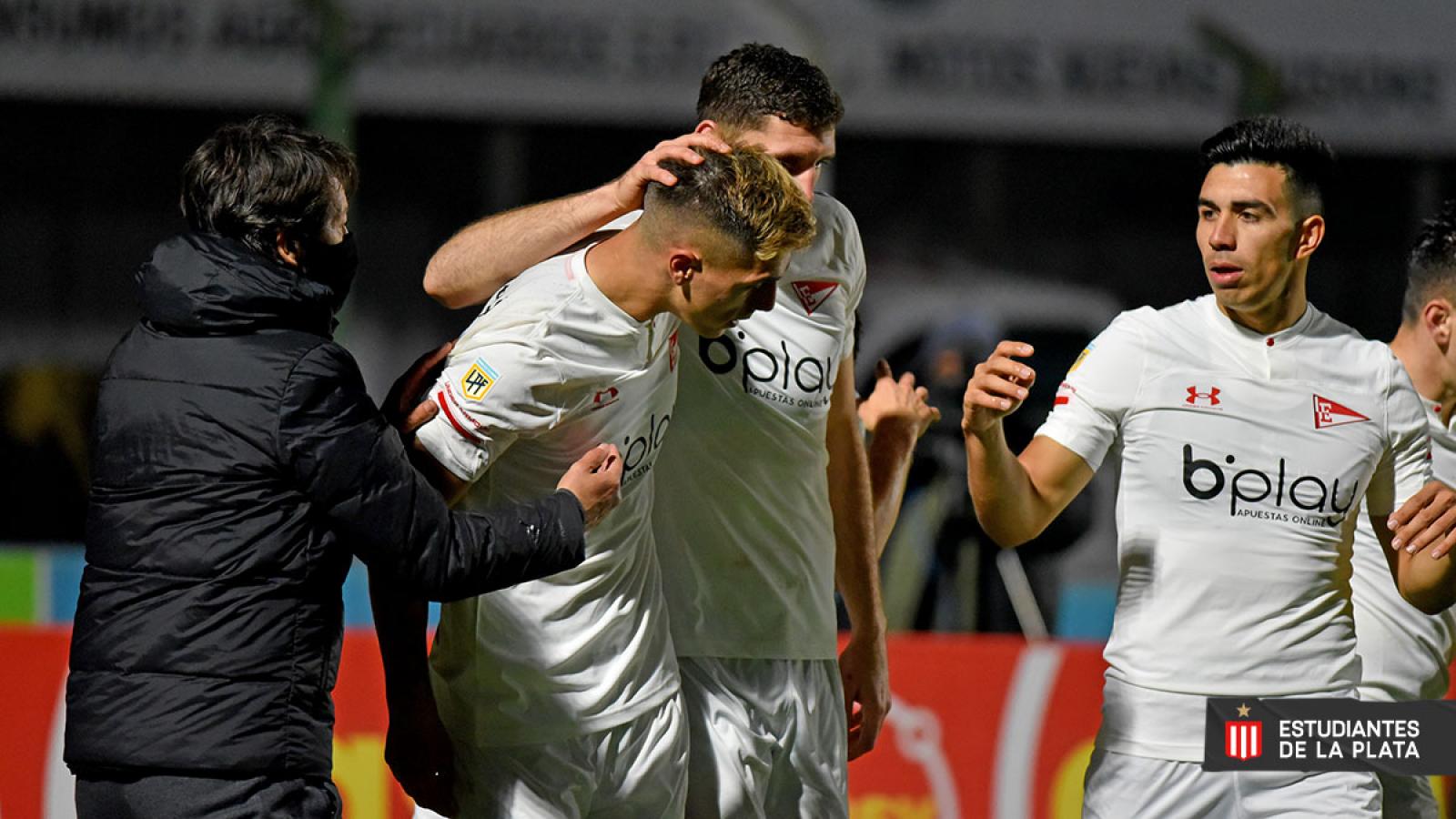 Francisco Apaolaza es felicitado por sus compañeros. El delantero fue la gran figura de la noche. Foto: @EdelpOficial