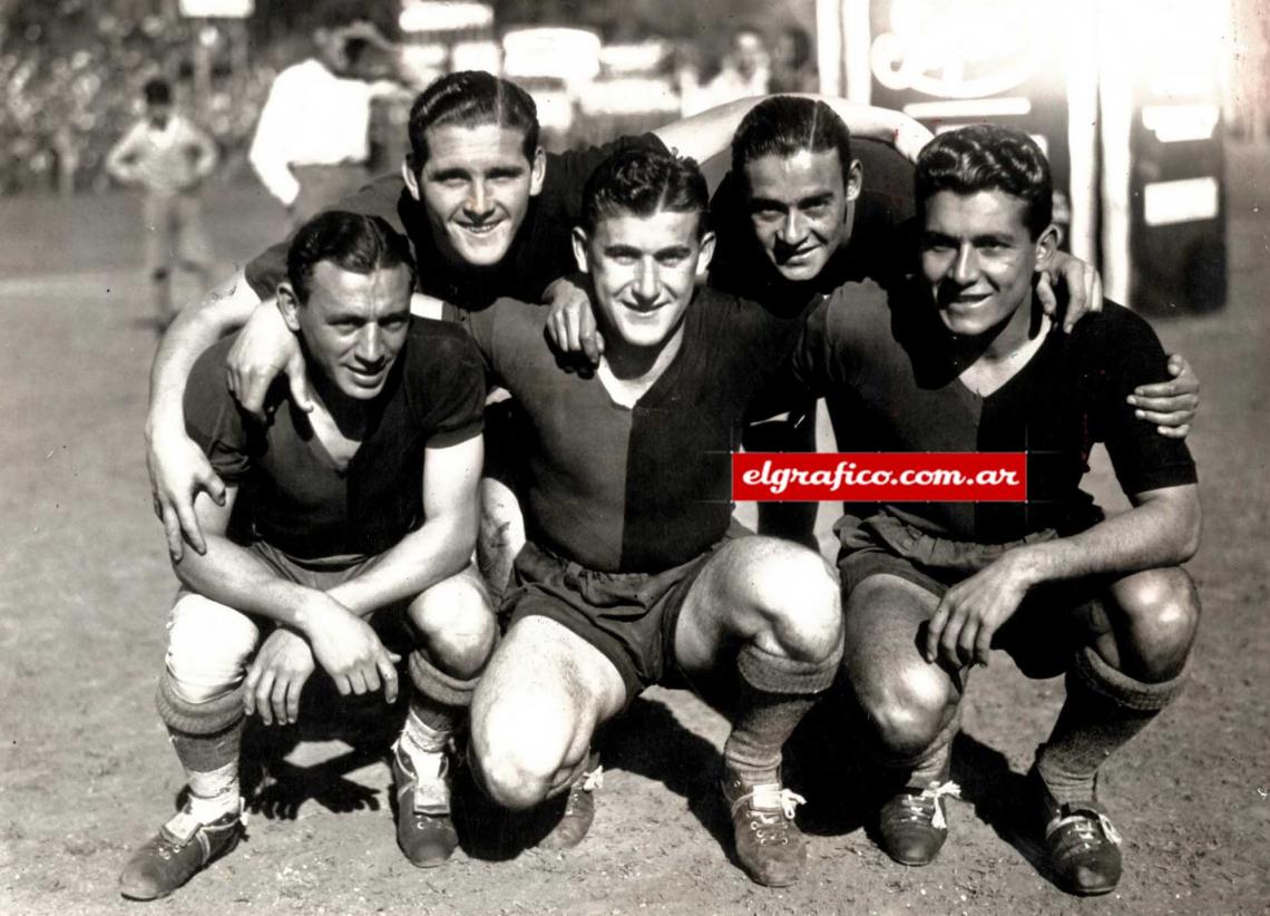 Cantelli, Pontoni y Morosano y los punteros Gayol y Ferreyra. Esa línea de Newell's, con Muñoz en la punta derecha, fue internacional y actuó en un match en Montevideo en que los argentinos vencieron por 1 a 0 con gol de Cantelli.