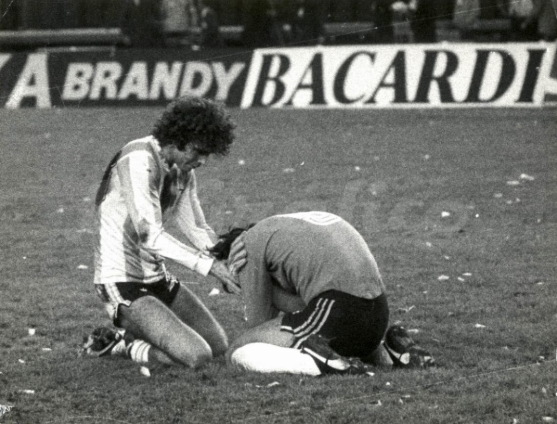 ANTES DEL ABRAZO DEL ALMA II. Tarantini se arrodilla para compartir el momento con el Pato.
