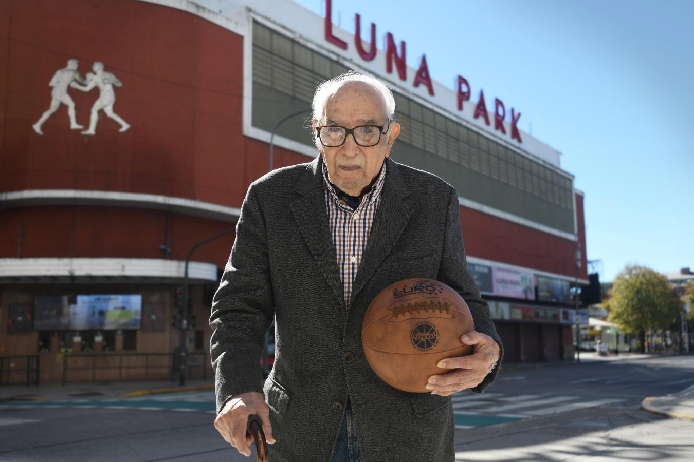 Imagen de Los 99 años del capitán campeón del mundo de básquet: su emotivo regreso al Luna Park