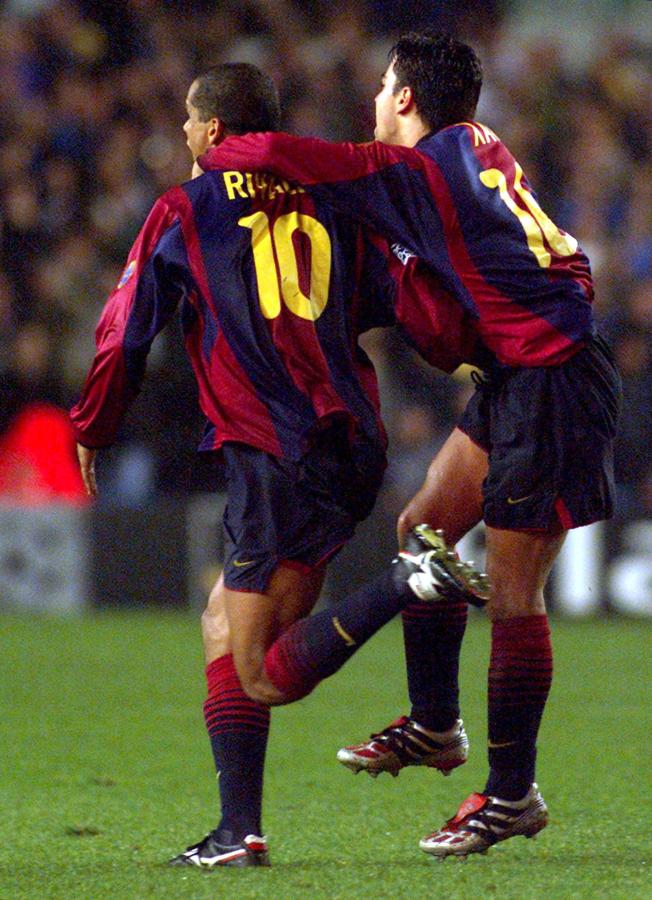 Xavi festeja con Rivaldo en Elland Road; El actual entrenador era una promesa en ascenso en la temporada 2000/01 (Adrian DENNIS / AFP)