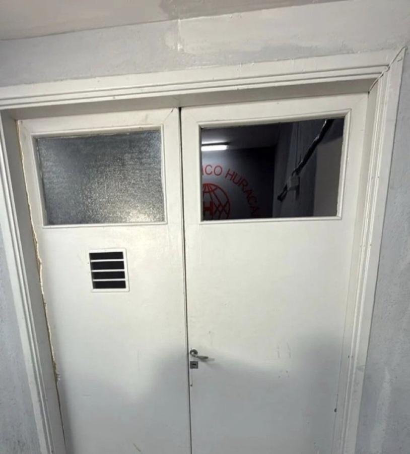 Imagen Así quedó el vidrio que rompió Miguel Merentiel.