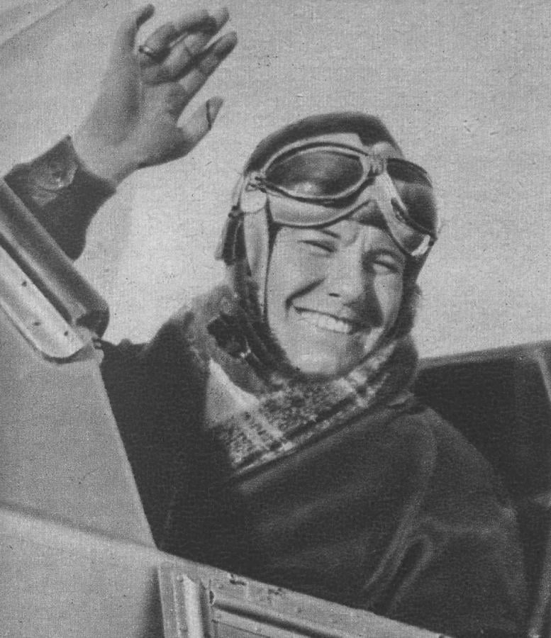 Imagen Tiene siempre una sonrisa cordial, de verdadera camarada. Carota Lorenzini no conoce mayor felicidad que la de este momento: sentada ya al comando de su avión, va a dar una vueltita por los pagos del sol.