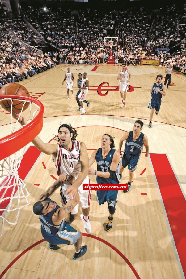 Imagen Pese a estar rodeado, ante Raptors de Toronto, el argentino se las ingenió para lograr el doble. Scola terminó tercero en la elección entre los novatos.