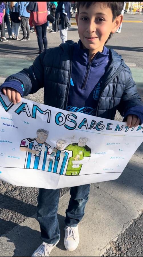 Imagen De Paul, Messi y Emiliano Martínez, ídolos convertidos en dibujo.