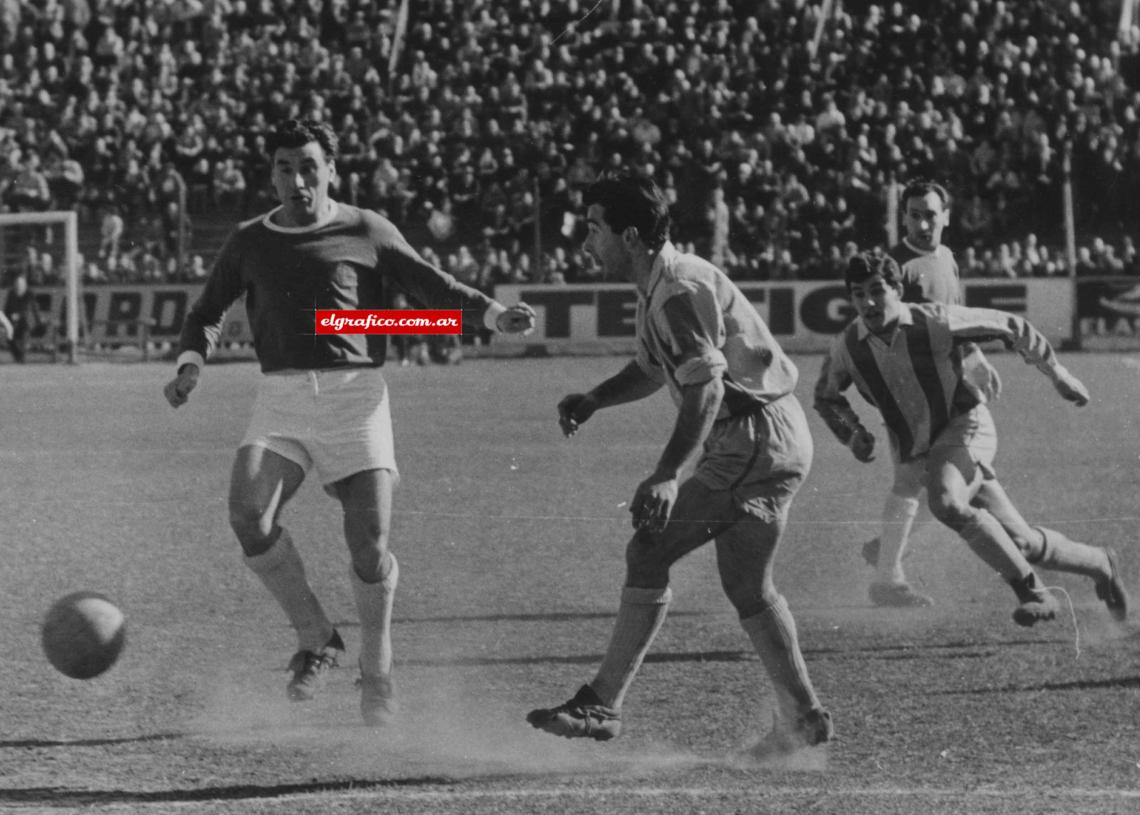 Imagen Rossi en Atlanta vs Huracan. Dsiputado el 03-09-1961