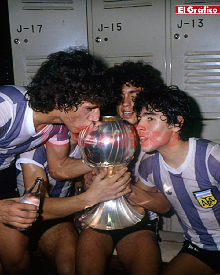 Imagen Los campeones del mundo, entre los que está Diego, besan la Copa del Mundo obtenida