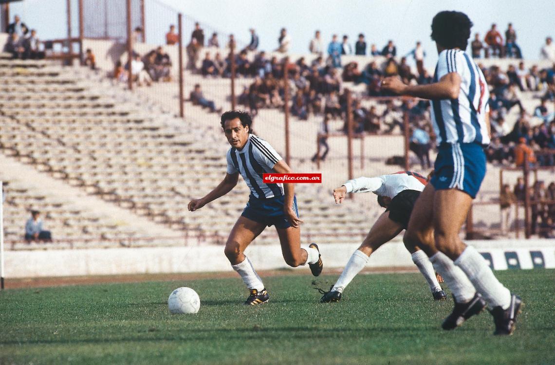 Imagen En 1982, con la camiseta de la T contra River.