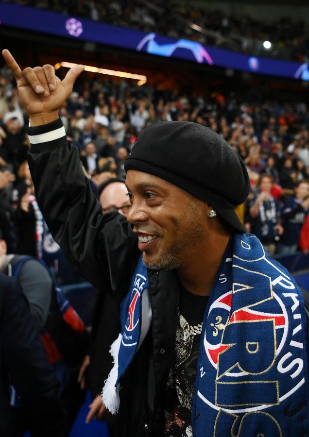 Imagen Ronaldinho, una visita de lujo en el Parque de los Príncipes (FRANCK FIFE / AFP)