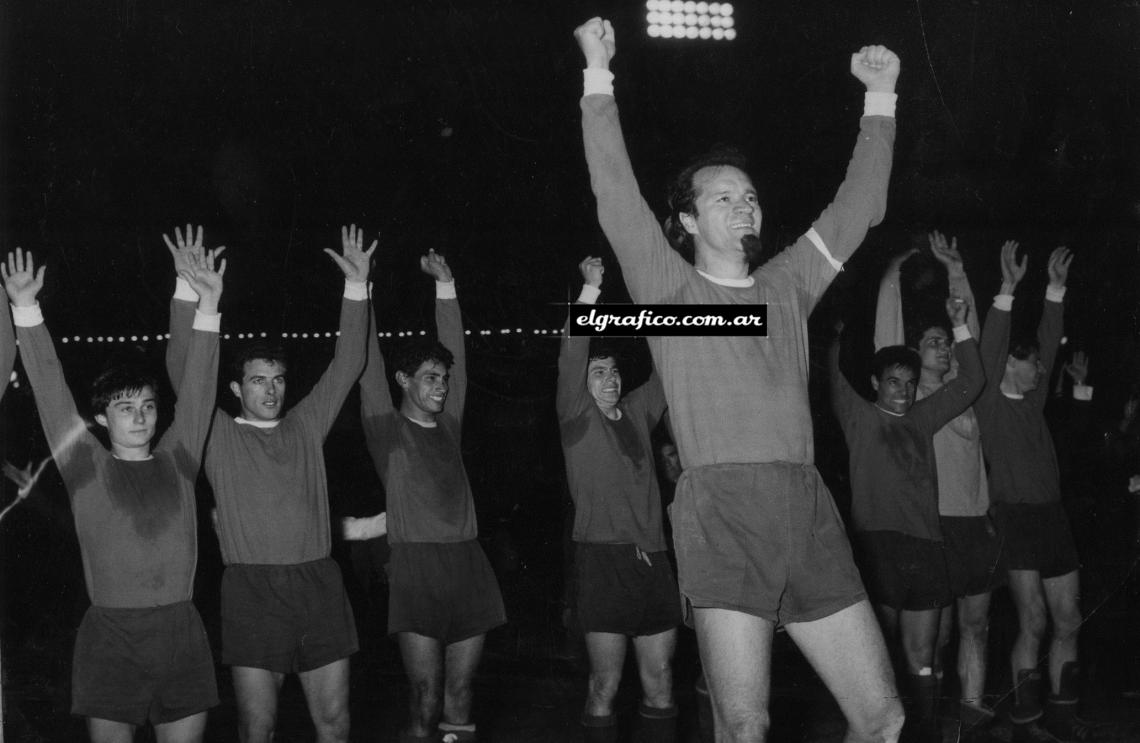 1964. Los campeones de América con el doctor Illia El Gráfico