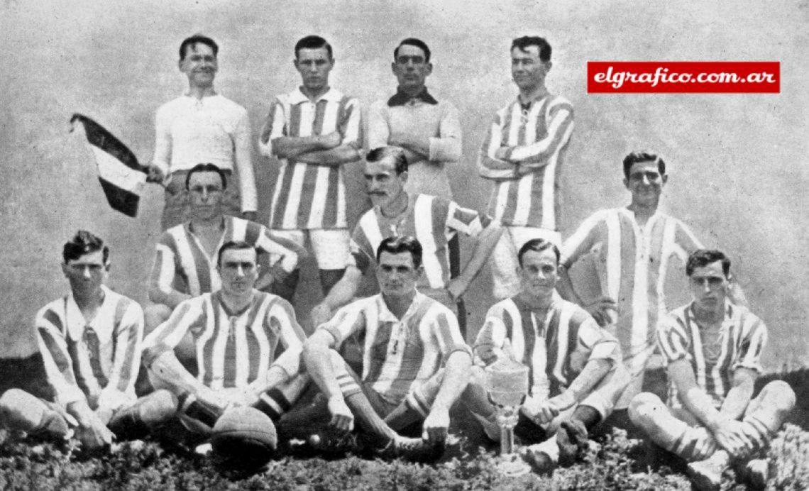 Imagen Este es el equipo de Talleres que se clasificó campeón de segunda división en 1915 y con él ganó el ascenso a la división intermedia. Lo integran, arriba, Adesflugel, Abiati y Czar; en el medio, Paola, Bailo y Sánchez; abajo, Pedroni, Rezzoagli, Navone, García y Monti. Ya habían cambiado camiseta y exhiben en la foto el primer trofeo conseguido para el club.