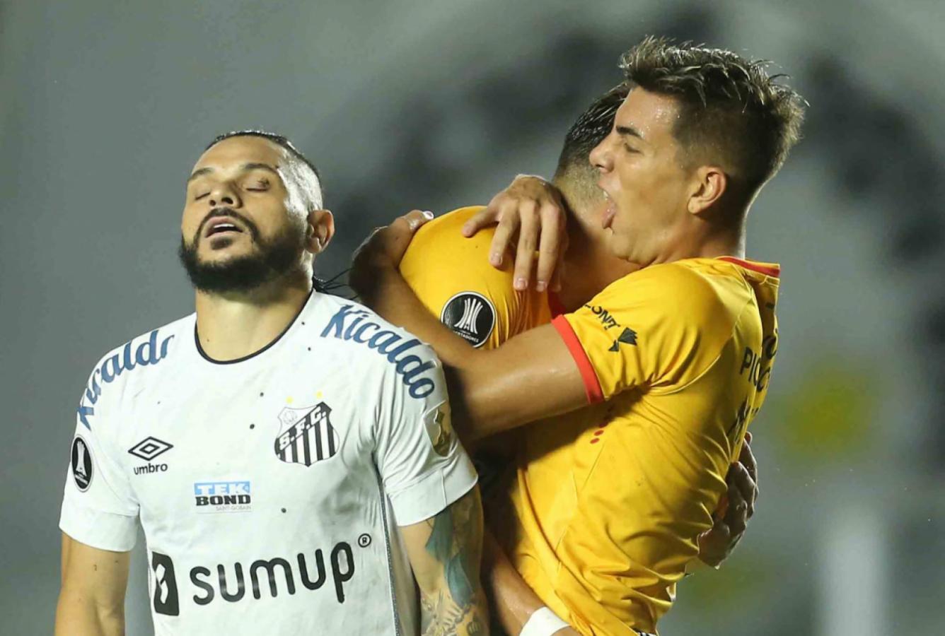 Imagen Abrazo histórico. Quinta victoria de Barcelona en Brasil. GUILHERME DIONIZIO, POOL, AFP