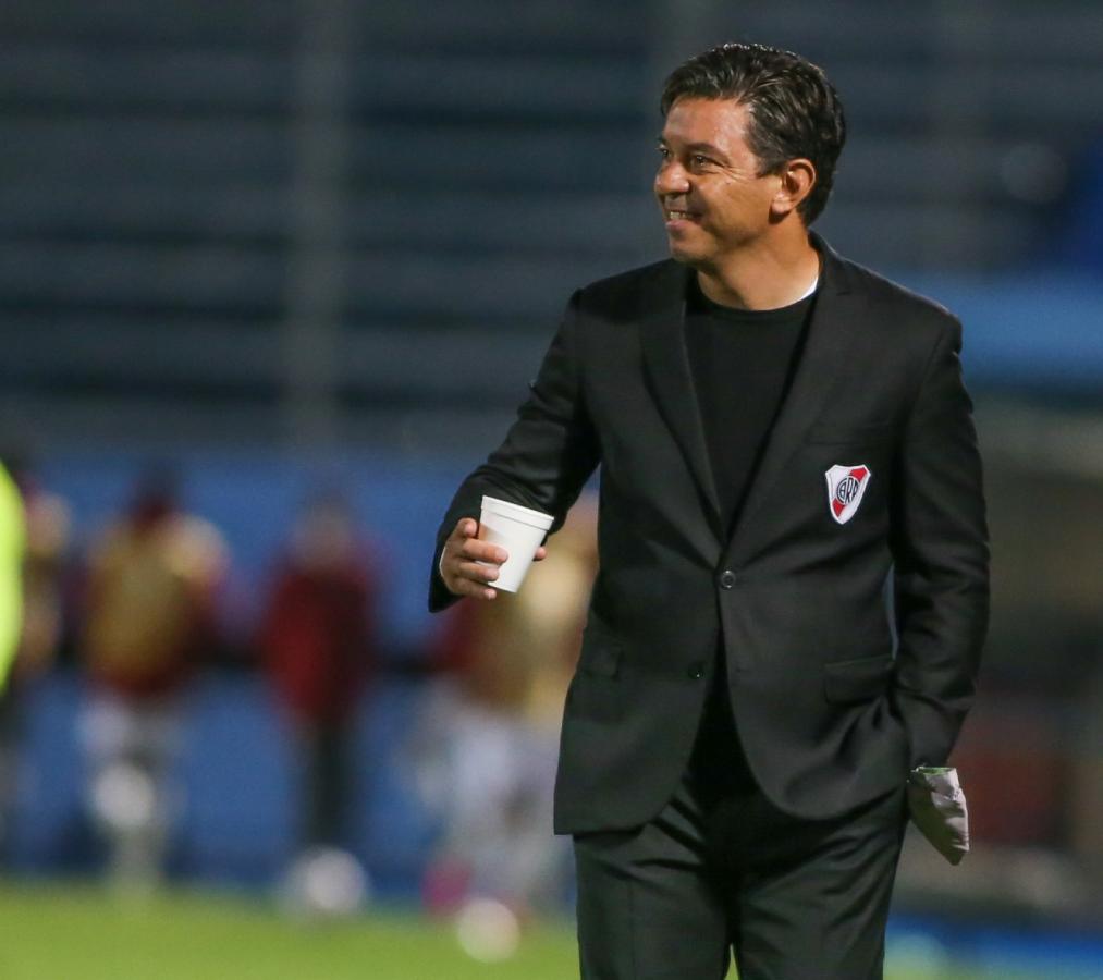 Imagen Café en mano, sonrisa a cuestas. Gallardo comenzó sonriendo pero terminó enojado por la falta de gol y el arbitraje. Foto: Staff Images / CONMEBOL