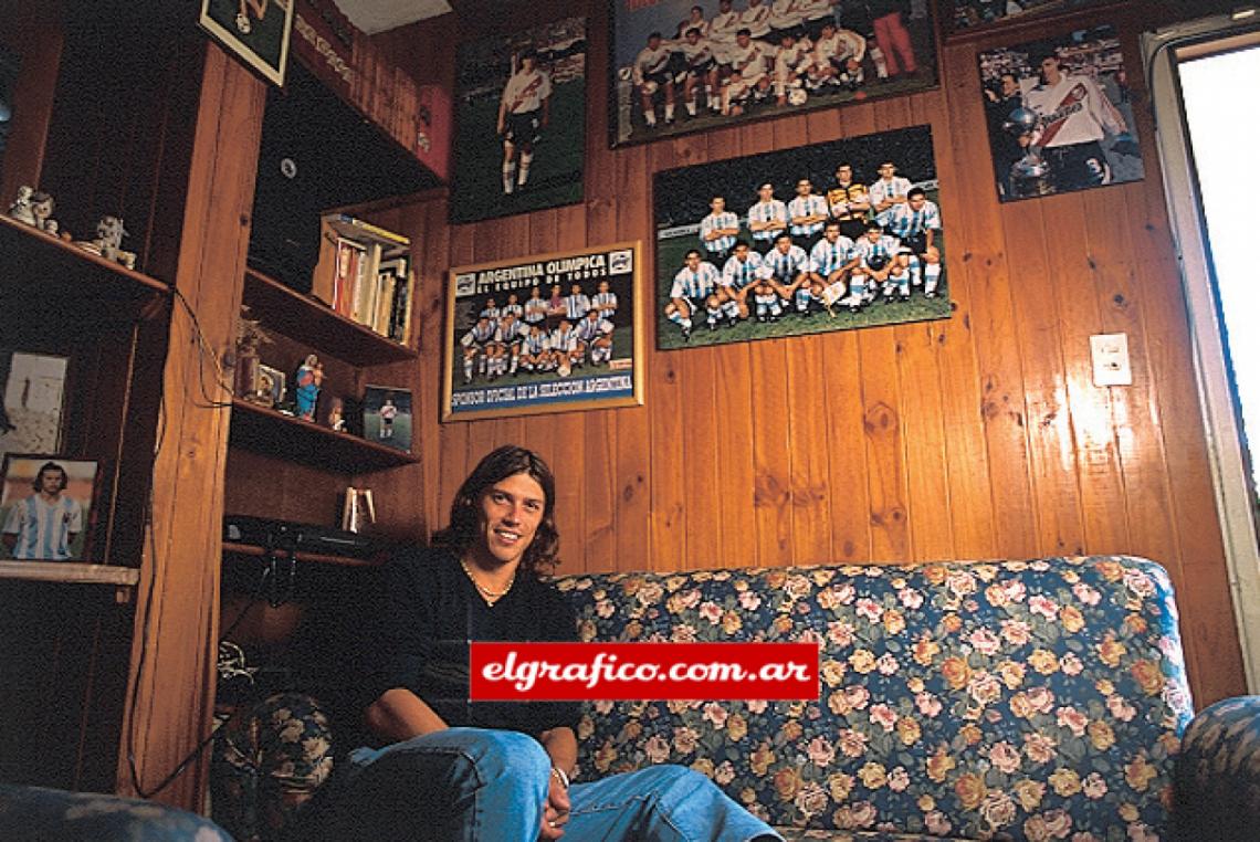 Imagen La sala que asoma apenas se ingresa a su hogar: hay tres paredes tapizadas de fotos de River y de la Selección.