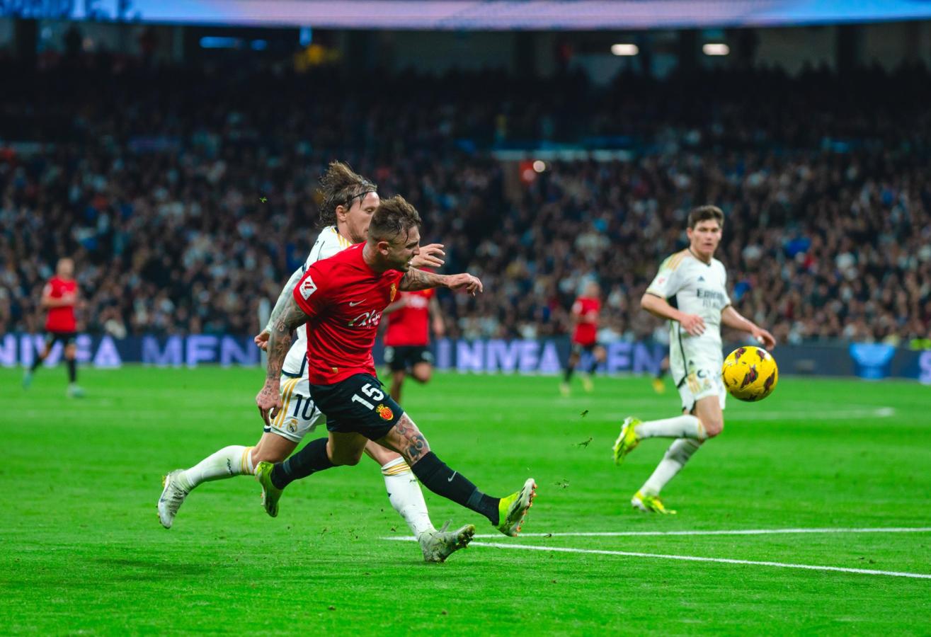 Imagen Pablo Maffeo en acción ante Real Madrid. Será baja por un mes en Mallorca.