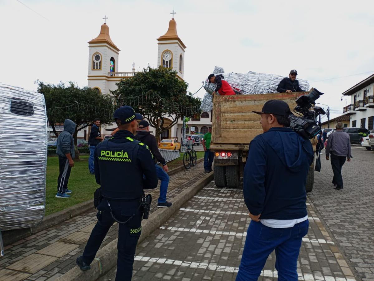 Imagen El preciso instante en que el avión es retirado de la plaza.