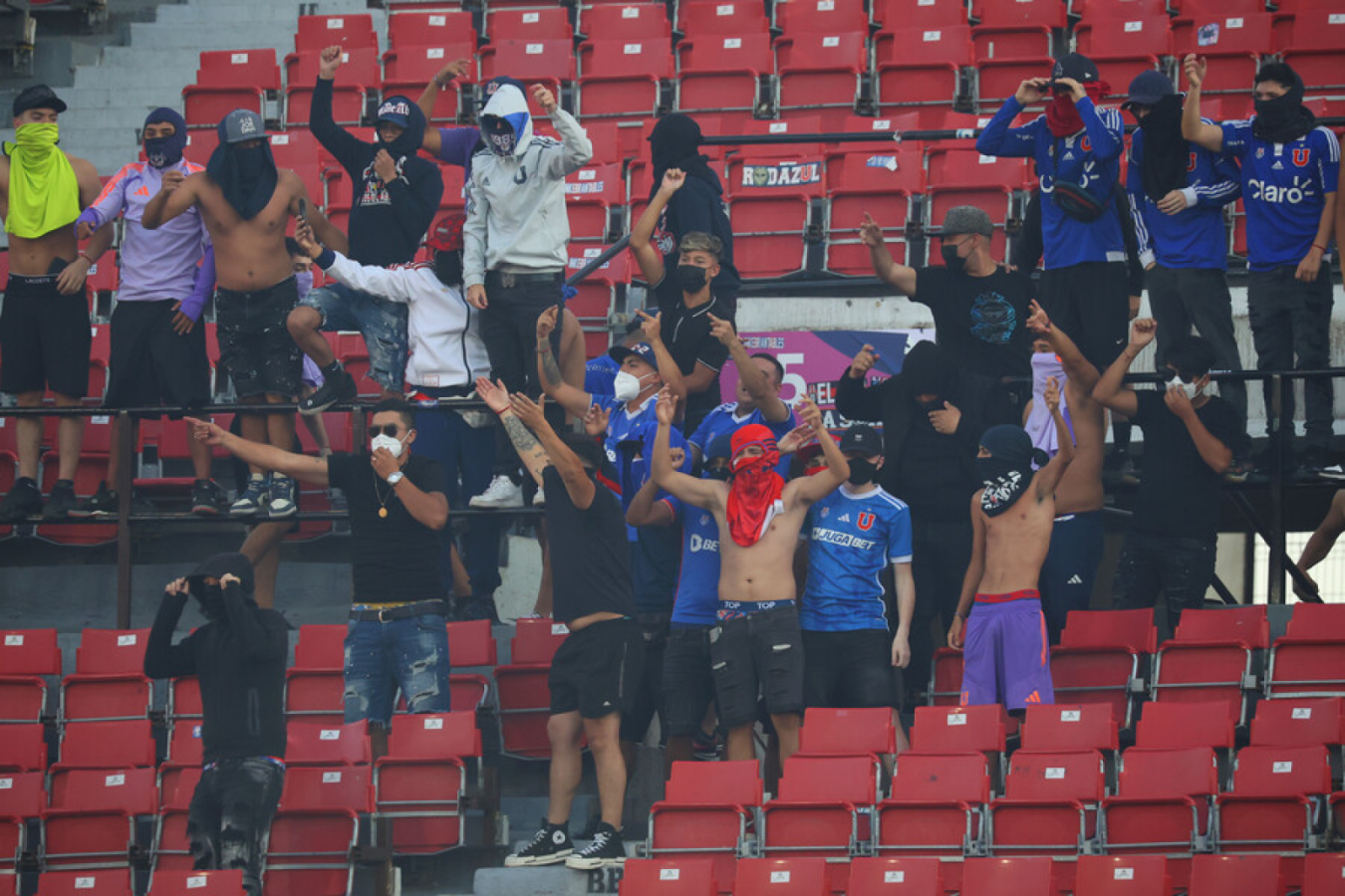 Imagen La barra de la U volvió a generar desmanes dentro de un estadio.