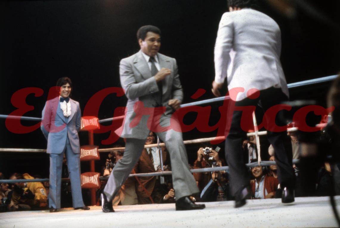 Imagen El evento en el Luna Park vio a un Alí suelto y hasta haciendo fintas sobre el ring. Aquí con Víctor Galíndez.