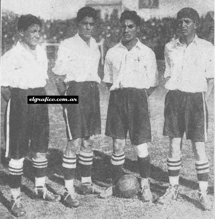 Imagen Cuatro de aquellos cinco bravos, “peloduro” que en 1928 revolucionaron el fútbol criollo. Son Nazareno Luna, José Díaz, Ramón Luna y Luis Díaz.