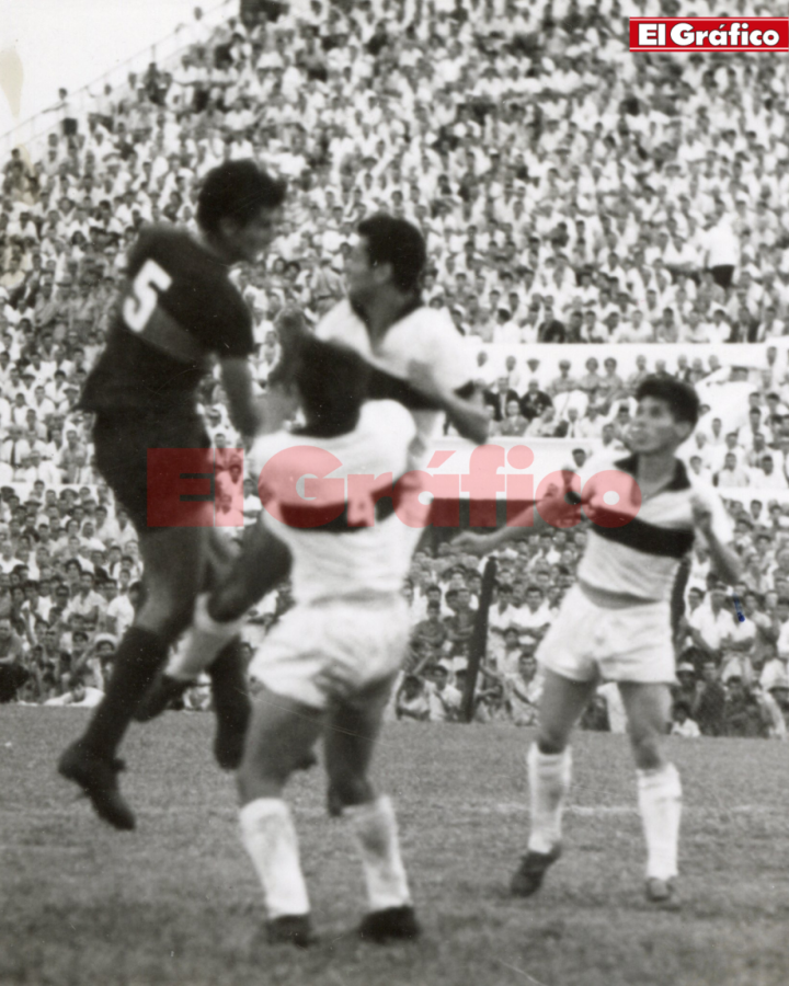 Imagen Una acción de Olimpia-Boca, el 7 de abril de 1963