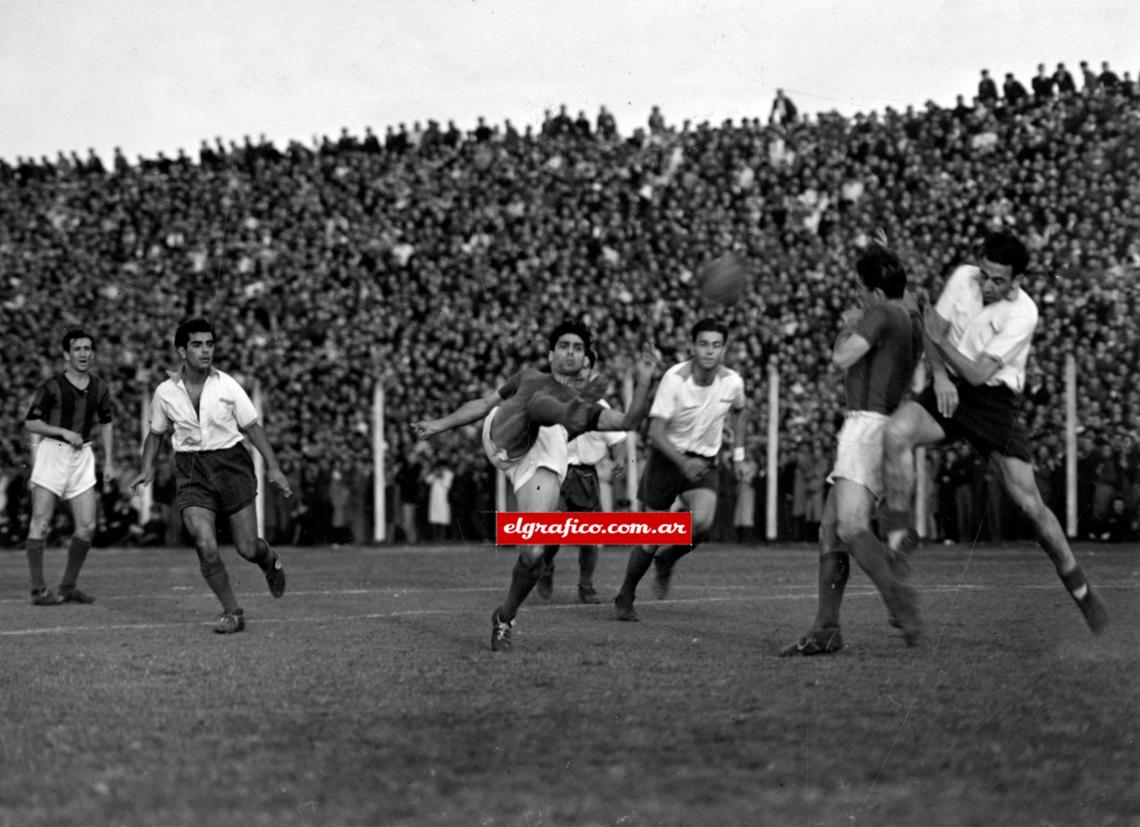 30-05-47. Martino viste la casaca de San Lorenzo, la misma que defendió desde 1941 hasta 1948.