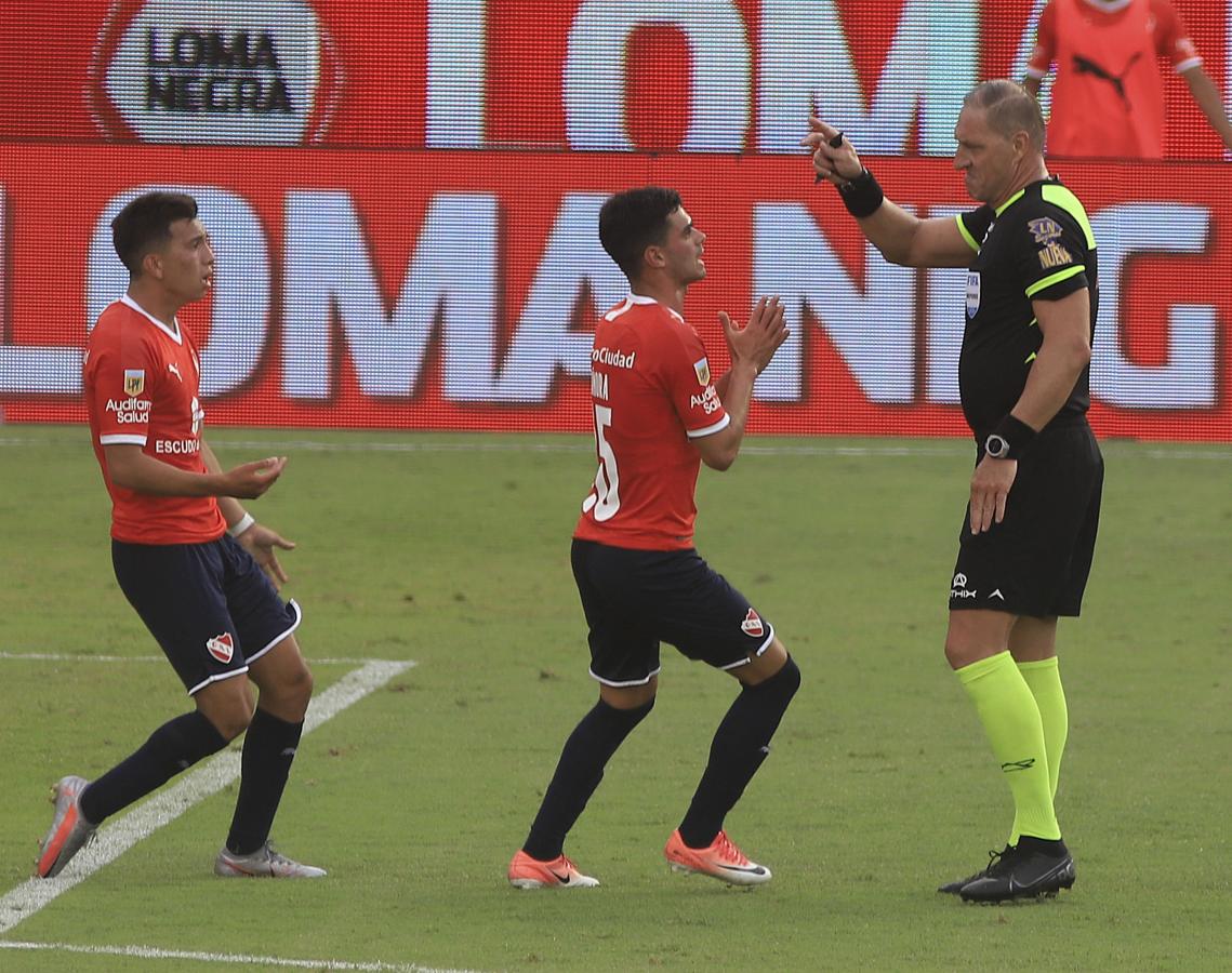 Independiente reclama penal sobre Velasco pero para Pitana no hubo nada. Partido caliente en Avellaneda.
