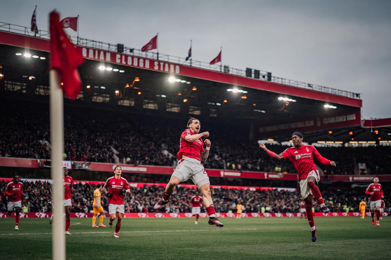 Imagen Nico Domínguez corre para abrazar a Jota Silva, autor del séptimo tanto.