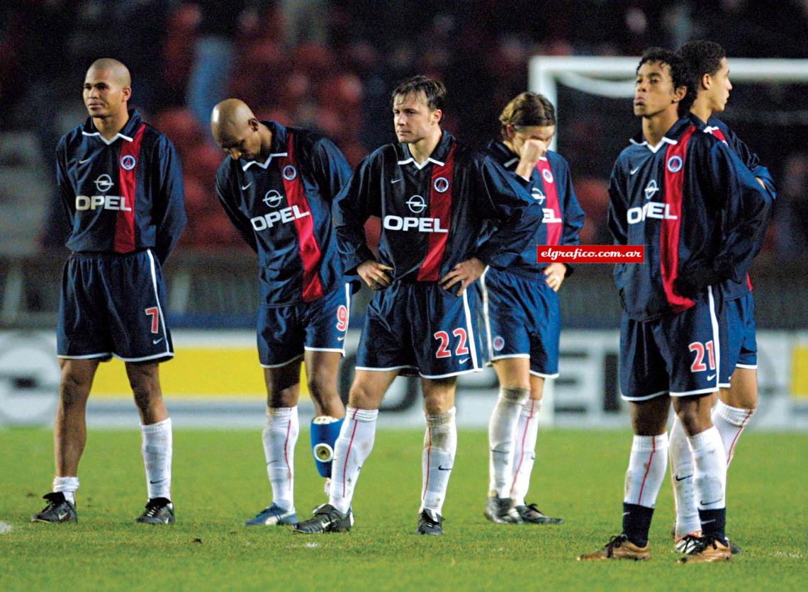 Una derrota más... Ronaldinho no lo cree. Henize se tapa la cara.