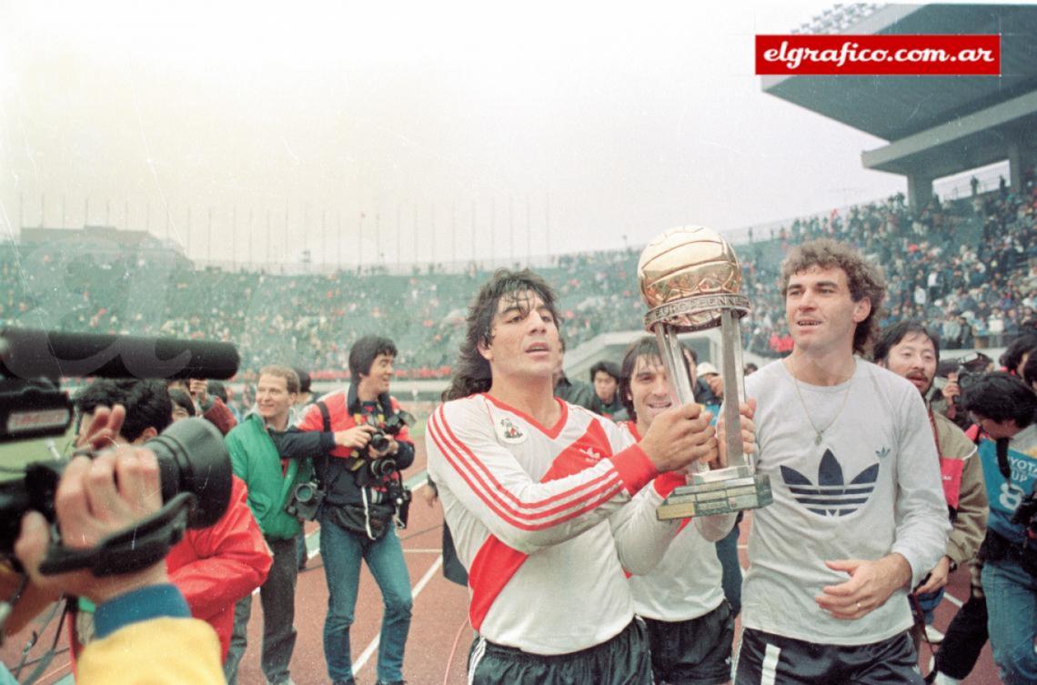 Imagen El Búfalo Funes, Roque Alfaro y Nery Pumpido llevan la Copa Intercontinental en Tokio.