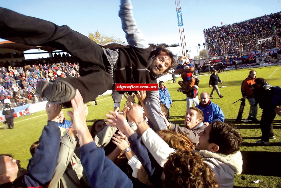 Imagen En Tigre logró el bicampeonato en Primera B y se diplomó de ídolo de la hinchada.