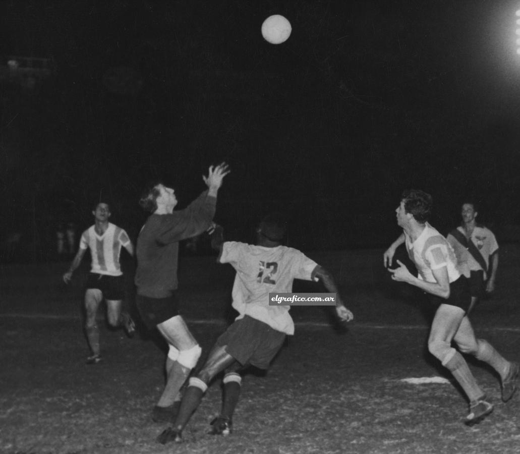 Imagen FOTO INÉDITA. 16 de diciembre de 1959. Argentina vs Uruguay.