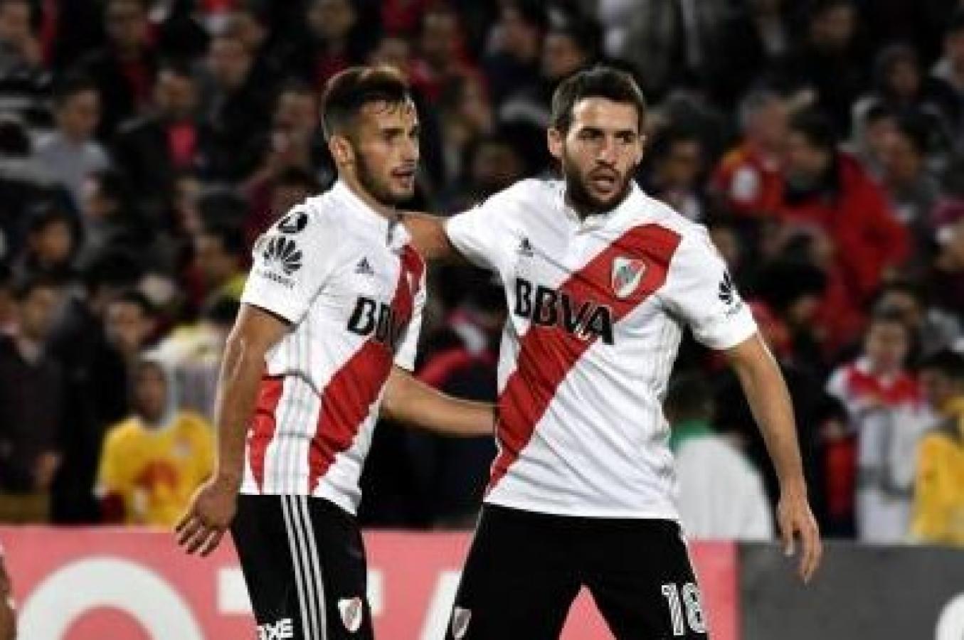 Imagen Saracchi y Mayada, juntos con la camiseta de River.