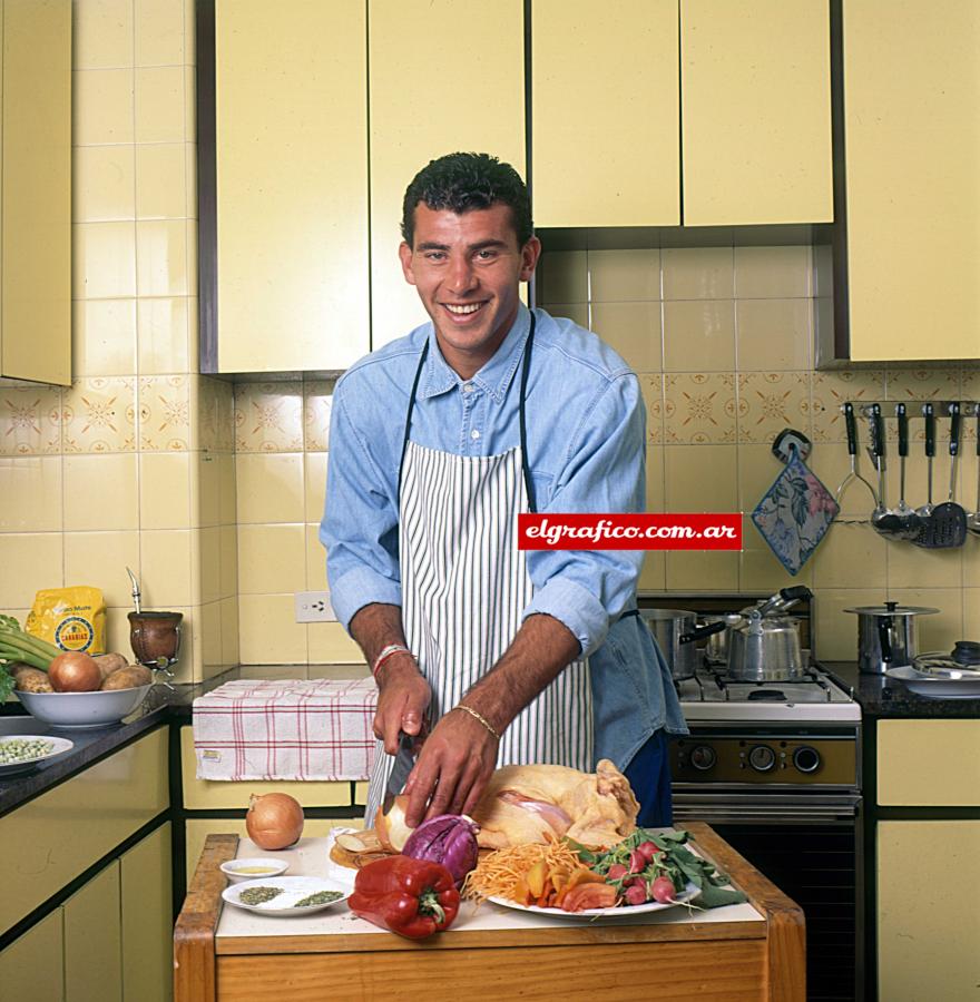 Imagen Una de las virtudes de Néstor Gabriel Cedrés que pocos conocen: su habilidad para la cocina. Como lo demuestra en esta producción, en su departamento de Belgrano.