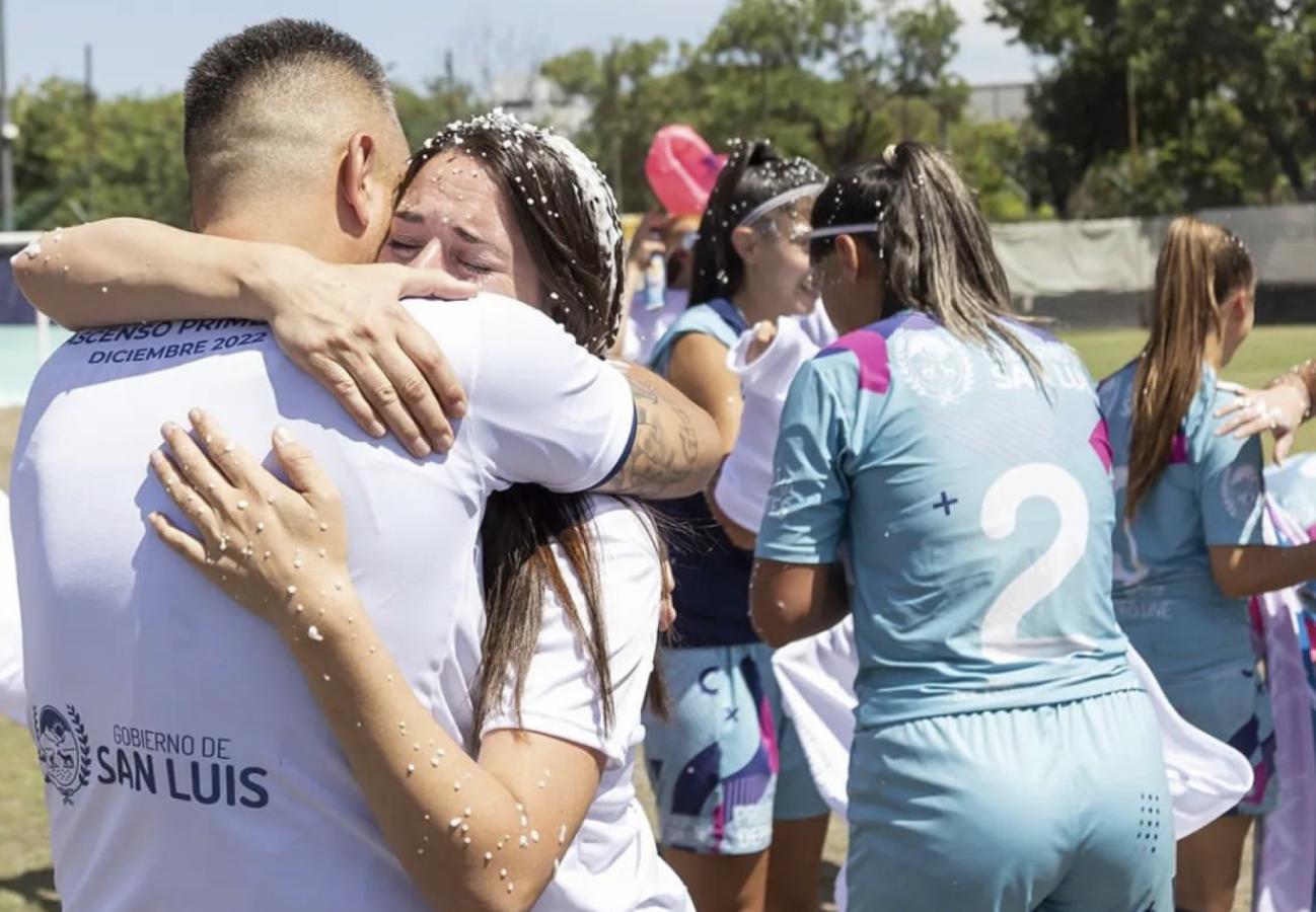 Imagen El abrazo entre dos piezas claves: el DT Carlos Casteglione y Cintia Ramírez, la secretaria de Deportes puntana.