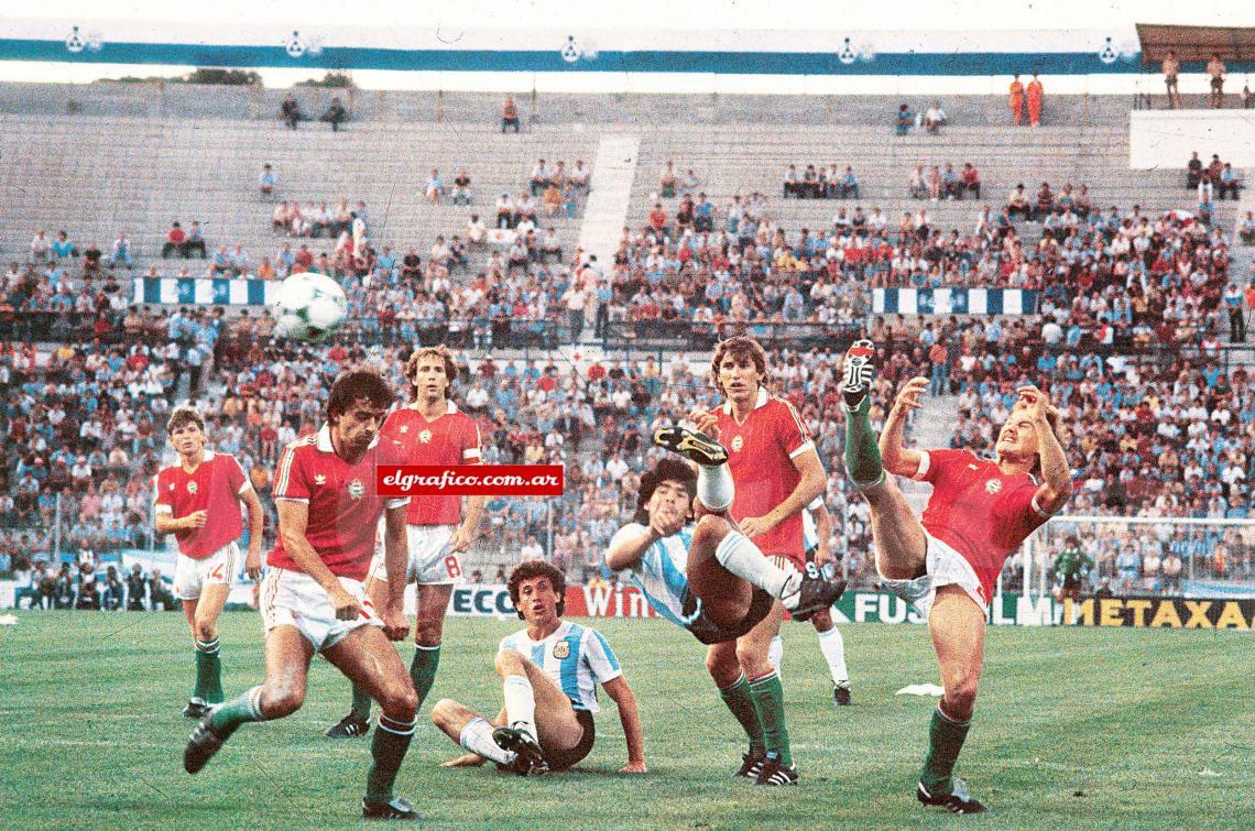 Imagen Maradona. Con Diego jugaron los Mundiales 82 y 86. Aquí, contra Hungría (82).