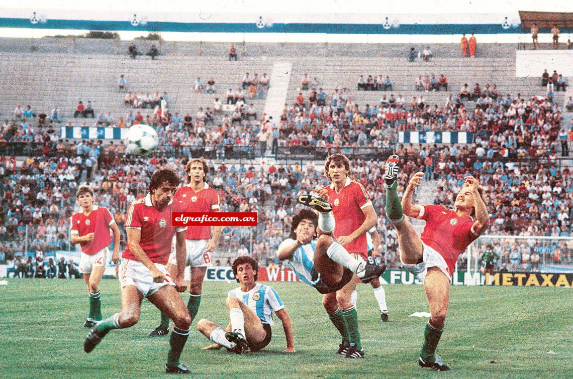 Maradona. Con Diego jugaron los Mundiales 82 y 86. Aquí, contra Hungría (82).