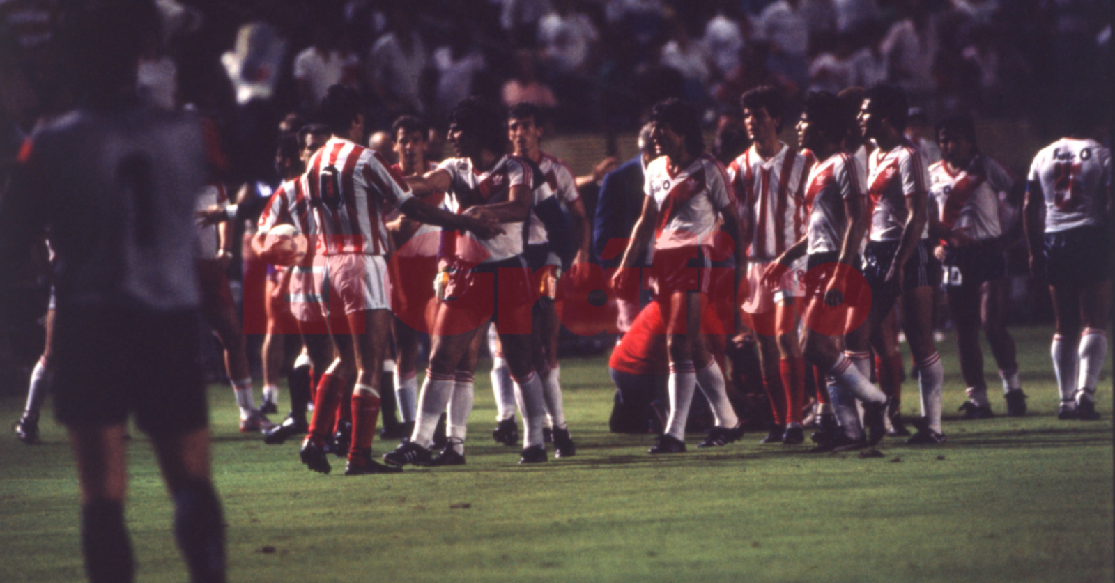 Imagen Una imagen del tenso partido entre River y Olympiakos de Grecia, que los de Núñez ganaron 3-1