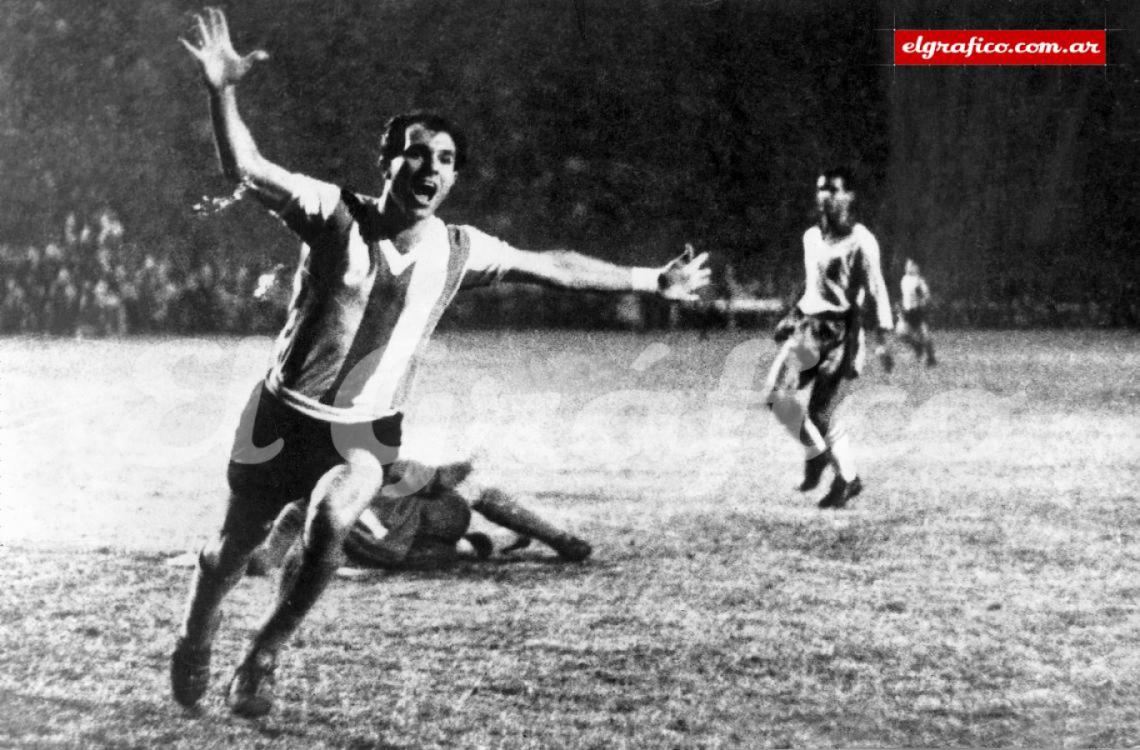 Imagen Ermindo Onega grita su golazo ante un estadio enmudecido. Fue el primero frente a Brasil en la Copa de las Naciones 1964.