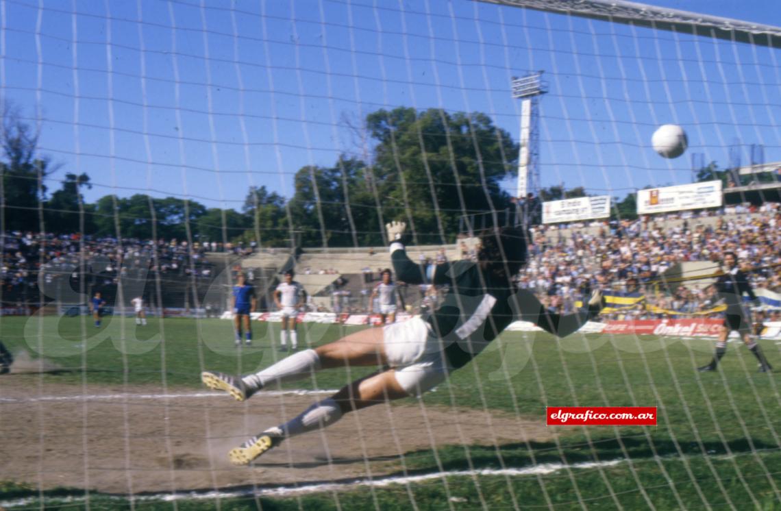 El gol del campeonato: El derechazo de Torres deja sin chance a Quinto Pagés, desde los once metros. La historia se detiene para siempre en ese minuto 21.