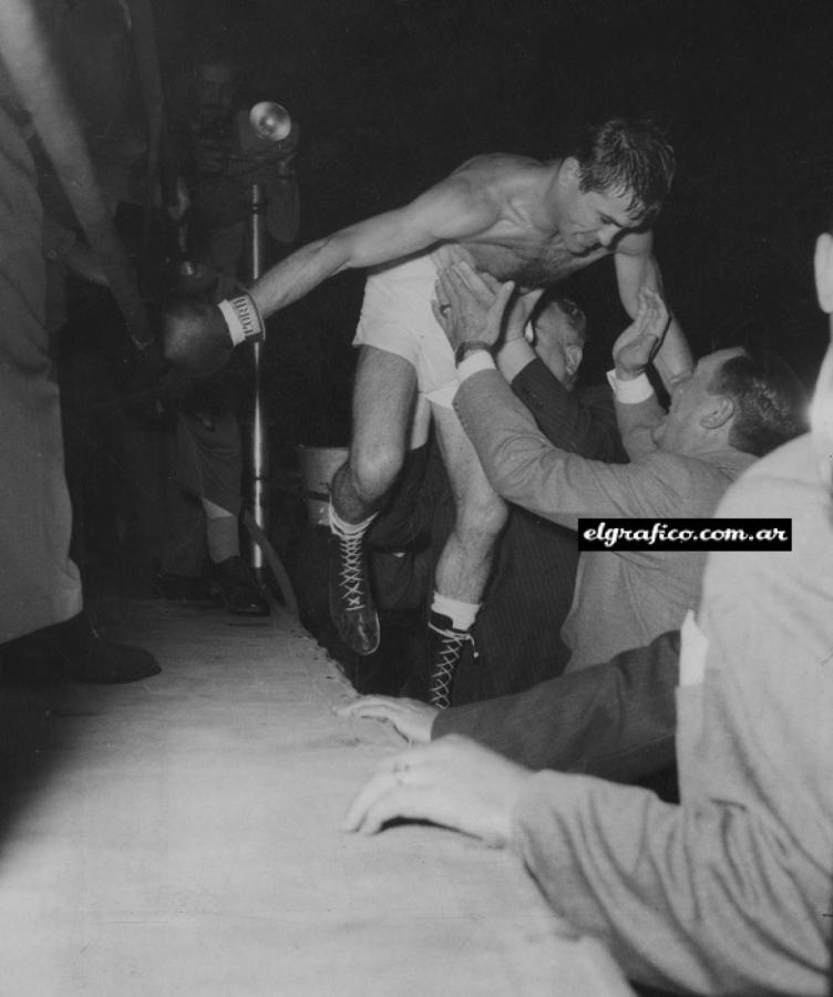 Luna Park, 13 de abril de 1955. El abrazo del presidente Juan Domingo Perón, tras derrotar a Alberto Barenghi por nocaut en el 3°. Fue su reaparición, ya campeón mundial. 