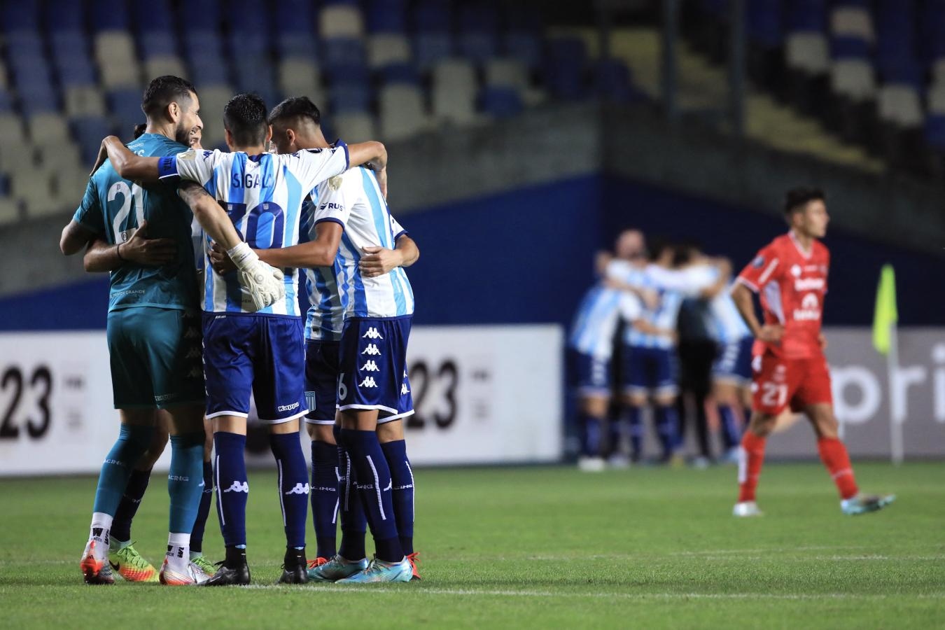 Triunfazo de Racing en Chile El Gráfico