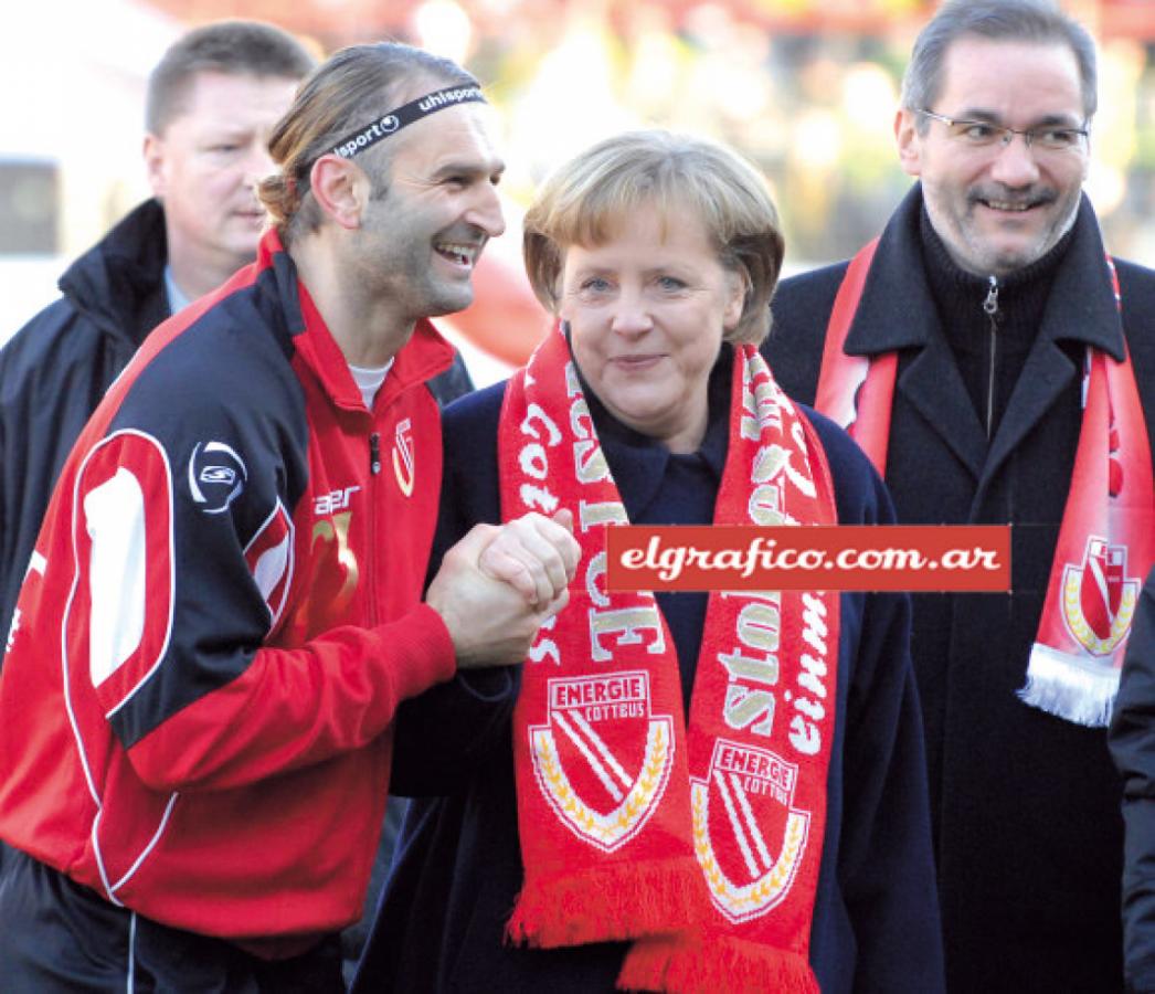 Imagen La actual canciller alemana nació en Hamburgo pero a los pocos meses sus padres se mudaron a la RDA. Allí creció y se doctoró en física en Leipzig. Es la hincha más famosa del Energie Cottbus. Recién se dedicó a la política tras la caída del Muro. 