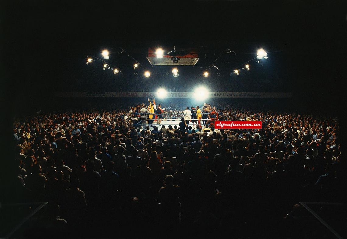Imagen El Luna a reventar, el boxeo convocaba multitudes y la casa que albergaba esas noches maravillosas era el Luna Park.
